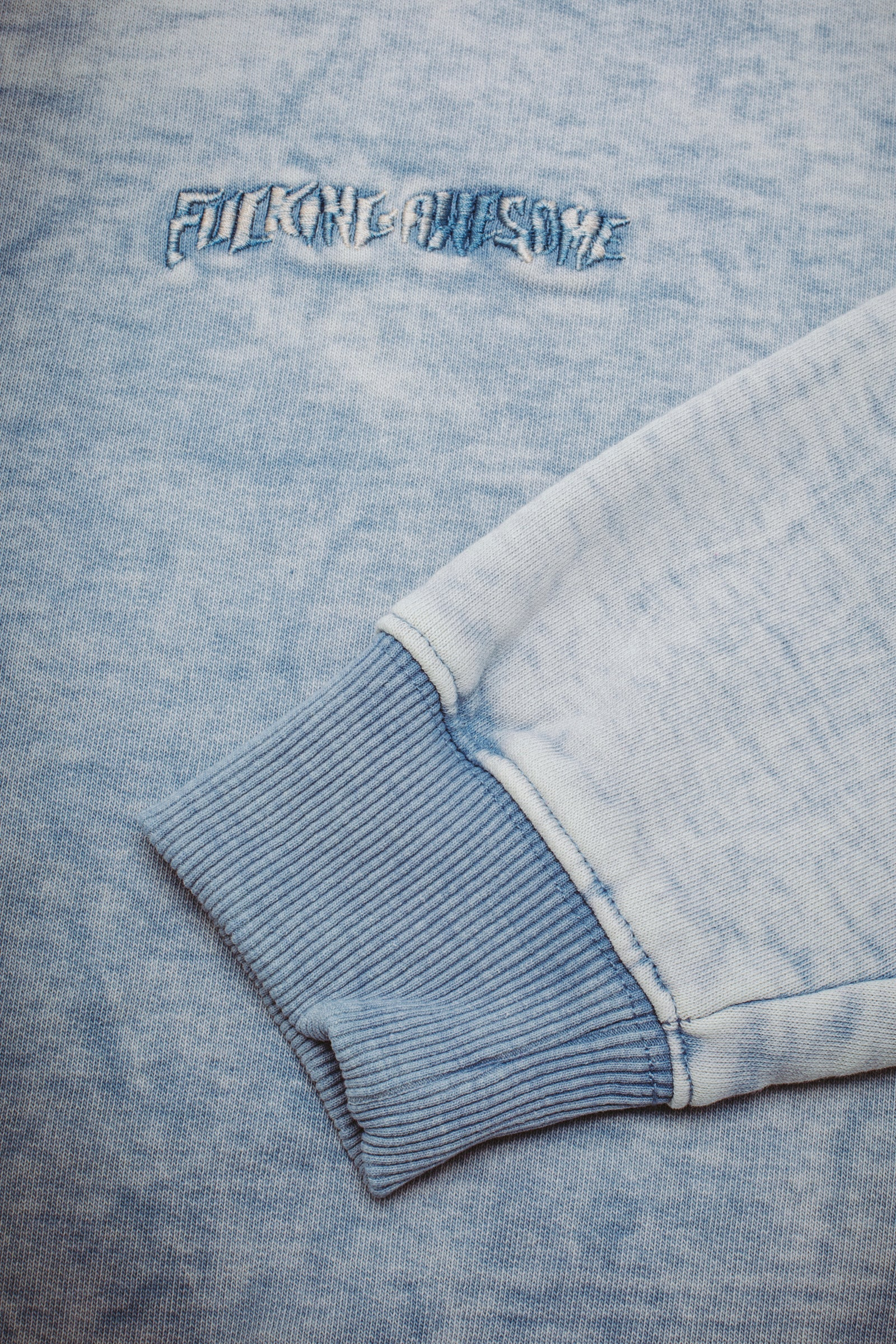 LITTLE STAMP SNOW WASH CREWNECK DUSTY BLUE